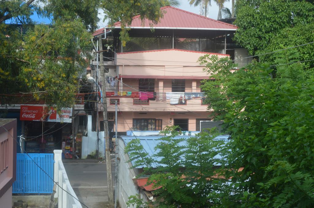 The Pod Cochin Homestay Kochi Exterior photo