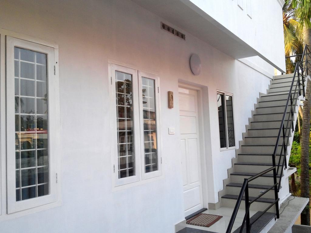 The Pod Cochin Homestay Kochi Exterior photo